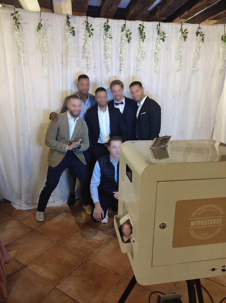 Groupe d'amis autour du photobooth