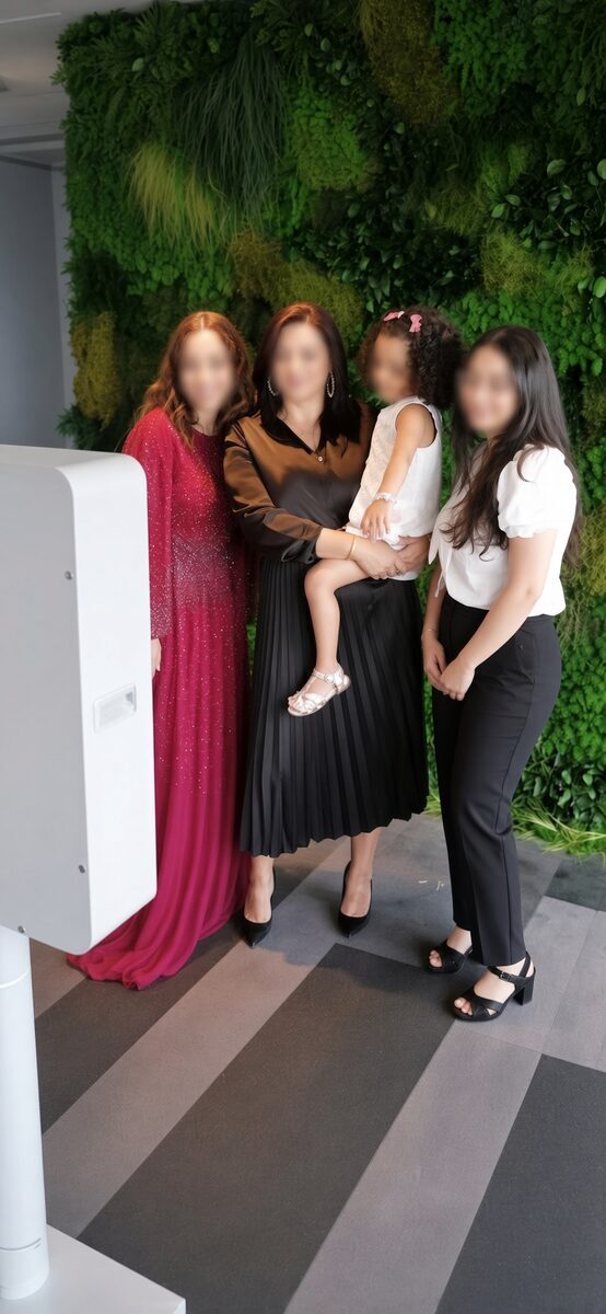 Famille devant le photobooth